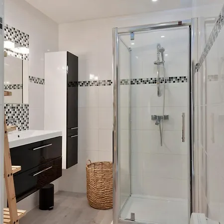 شقة Spacious 2-bedroom Apartement With Sunny Terrace Only 400 Meters From Beach *