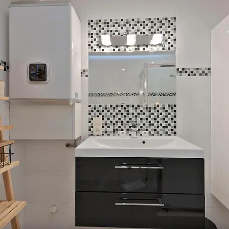 شقة Spacious 2-bedroom Apartement With Sunny Terrace Only 400 Meters From Beach *