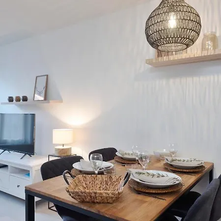 Апартаменты Spacious 2-bedroom Apartement With Sunny Terrace Only 400 Meters From Beach Де-Хаан