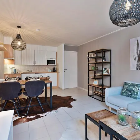 شقة Spacious 2-bedroom Apartement With Sunny Terrace Only 400 Meters From Beach *