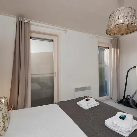 Spacious 2-bedroom Apartement With Sunny Terrace Only 400 Meters From Beach *